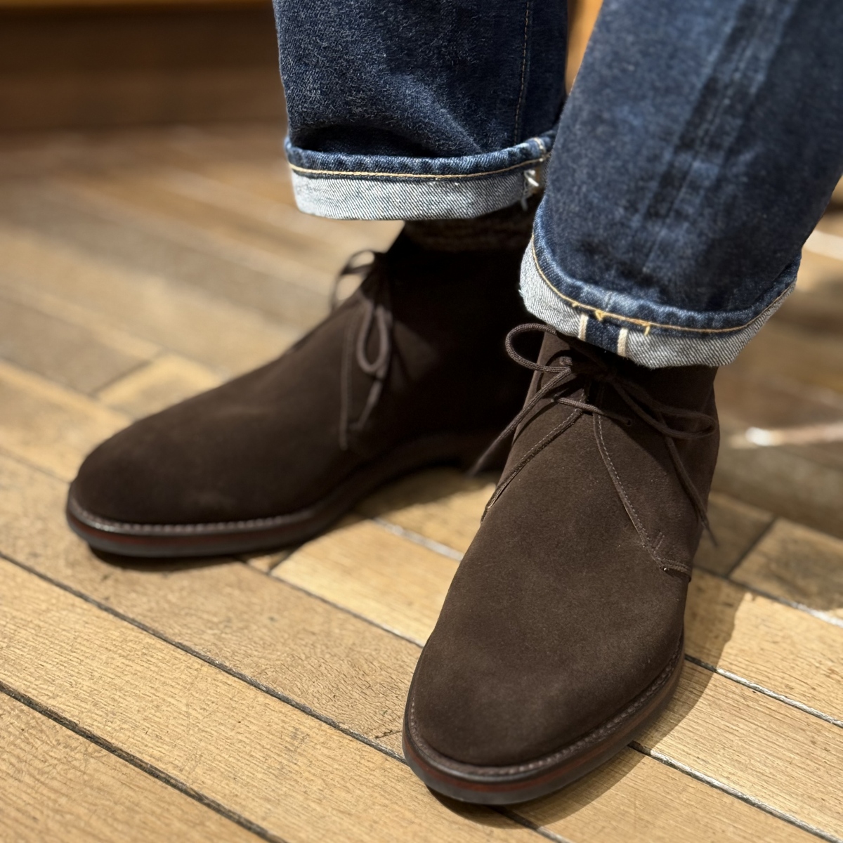 クロケット&ジョーンズのチャッカブーツ【チャートシー】の魅力に迫る