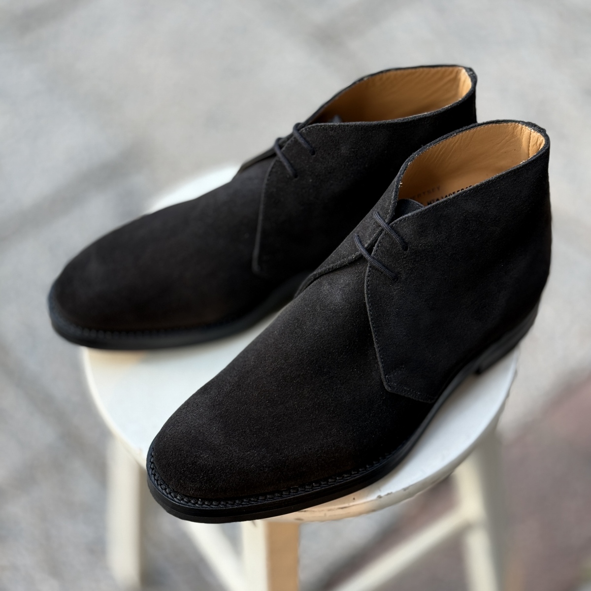 クロケット&ジョーンズのチャッカブーツ【チャートシー】の魅力に迫る