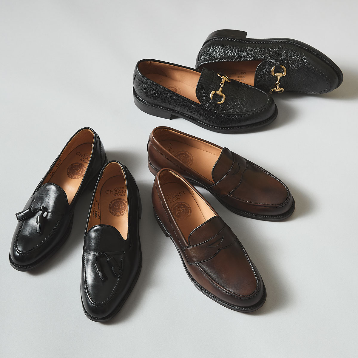 ジョセフ チーニー」のタイムレスなローファーで、「いつもの服装」を