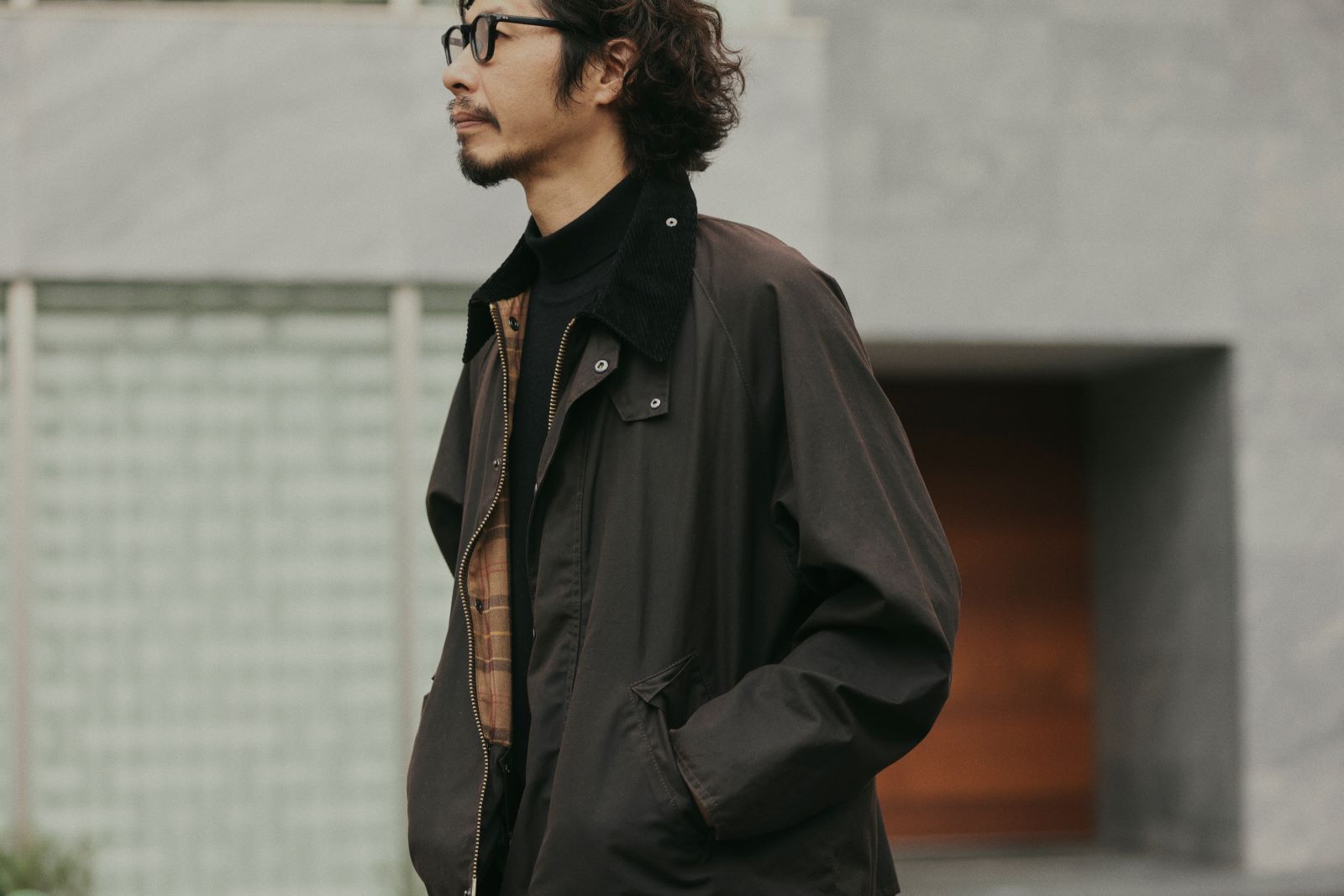 スタイリスト四方さんと検証。 バブアーは「短丈ブラウンこそ万能」な