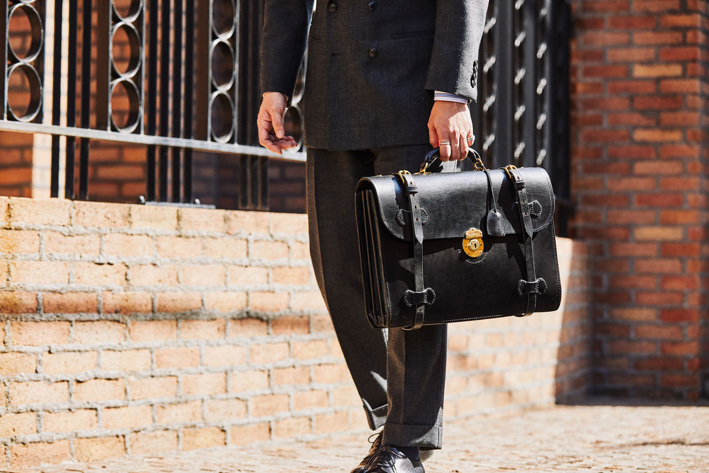 紳士に相応しい英国鞄｜グレンロイヤルのダレスバッグなどの完全受注