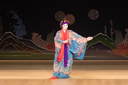 600年前の琉球へ！！「琉球舞踊鑑賞教室」のご紹介 - 文化庁広報誌