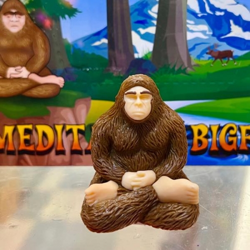 MEDITATING BIGFOOT 瞑想するビッグフット PVC フィギュア(ライト