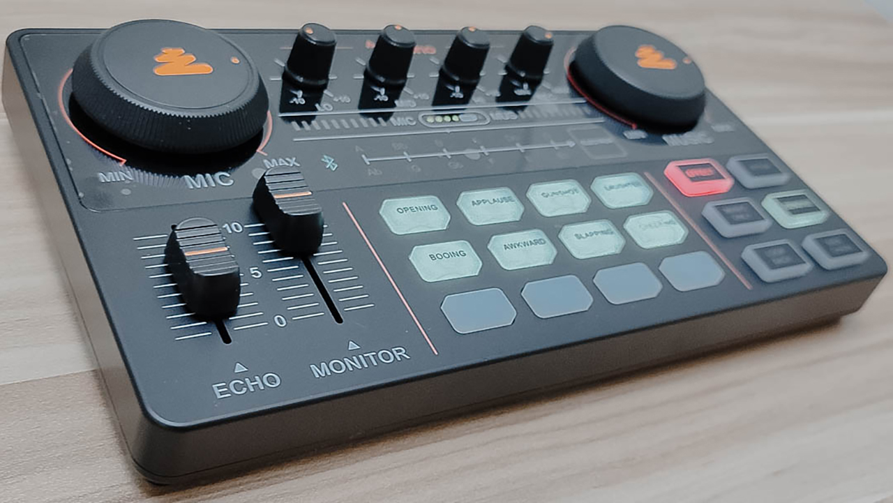 Maonocaster Lite AU-AM200-S1: Intuitive and portable podcasting rig