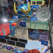 メタリックブルーに輝く「ロトの兜」がクール！「ドラクエ ふくびき所