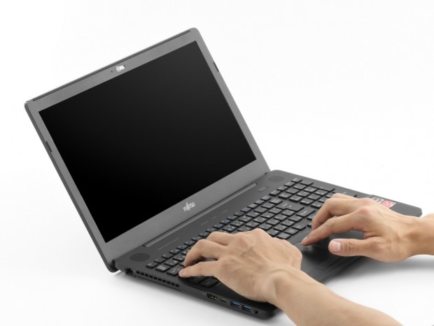 Ryzen 3 2300U搭載のコスパ重視ノートPC、富士通FMV「LIFEBOOK AH43/D1