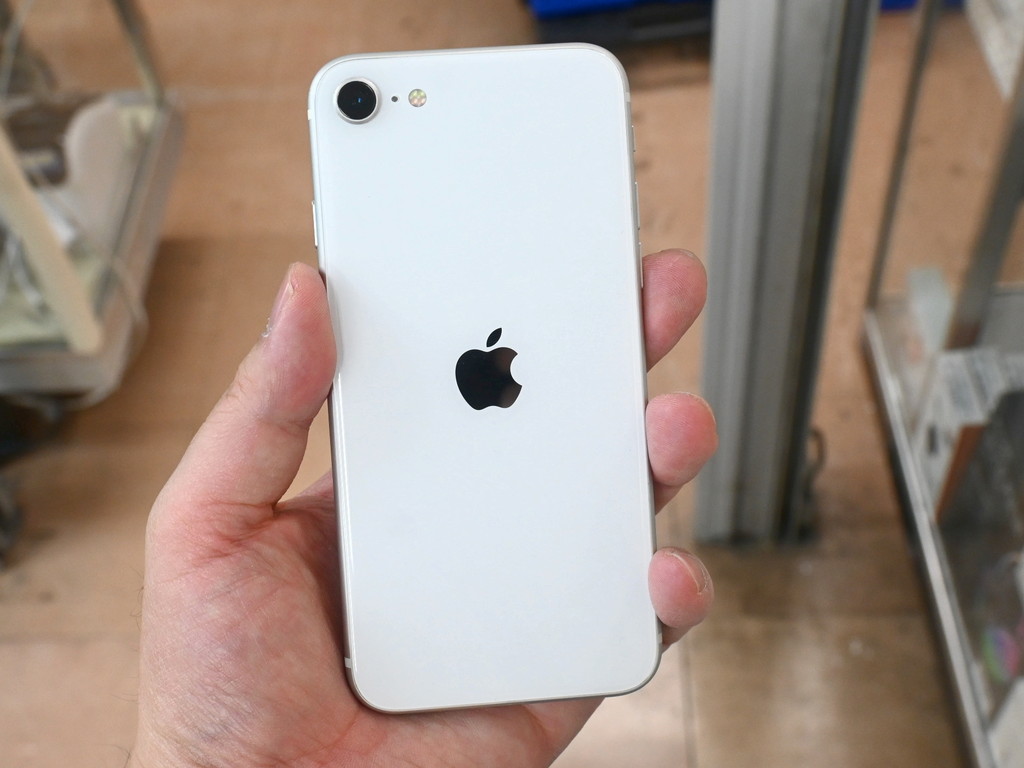 お買い得中古品情報) ローバッテリだけどキレイな「iPhone SE (第2世代