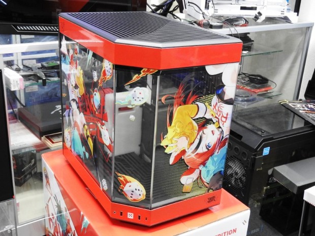 VTuberのHakos Baelzとコラボした3面パノラマケース「Y60 HAKOS BAELZ