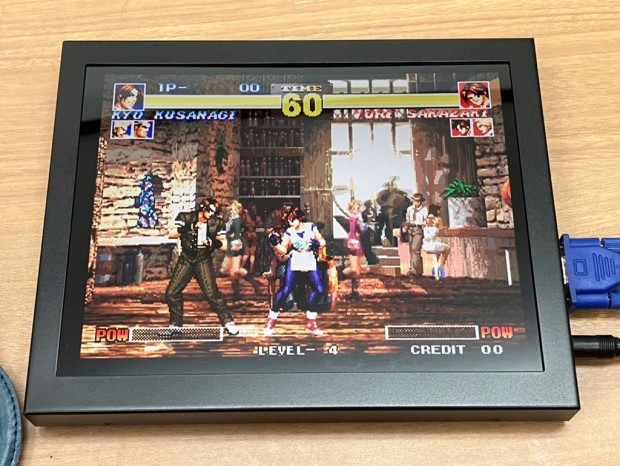 レトロPCやアーケード基板も映る、15kHz/31kHz動確済みの9.7型2K液晶が