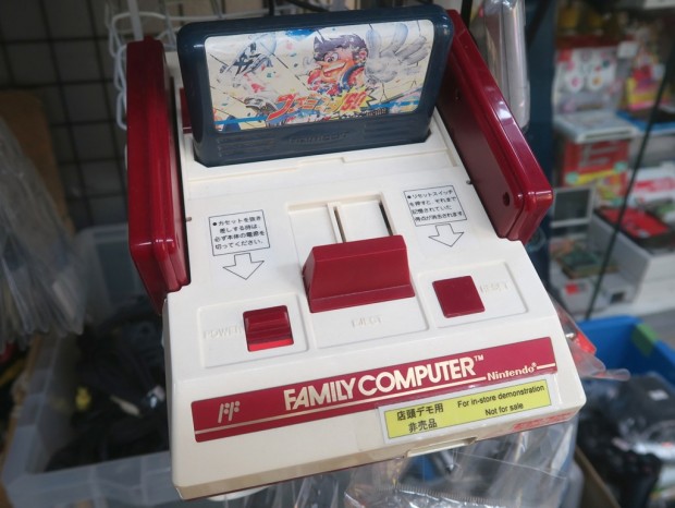 ファミコンの“あのシール（複製品）”が販売中。ファミコンミニ用の