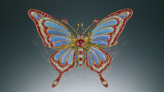 Jeweled Butterflies Welcome Spring（宝石で飾られた蝶が春を迎える）