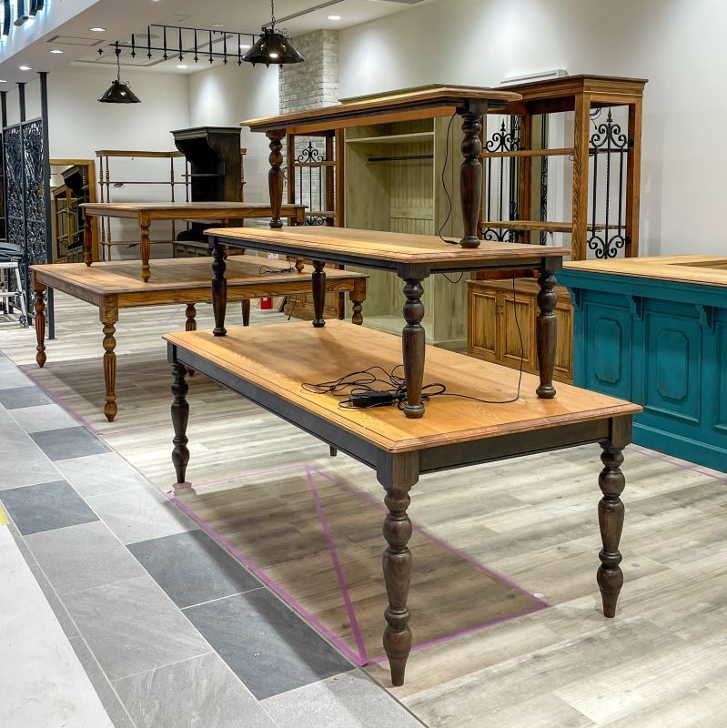 アパレルショップ向け平台3段ディスプレイテーブルアンティーク調W2000