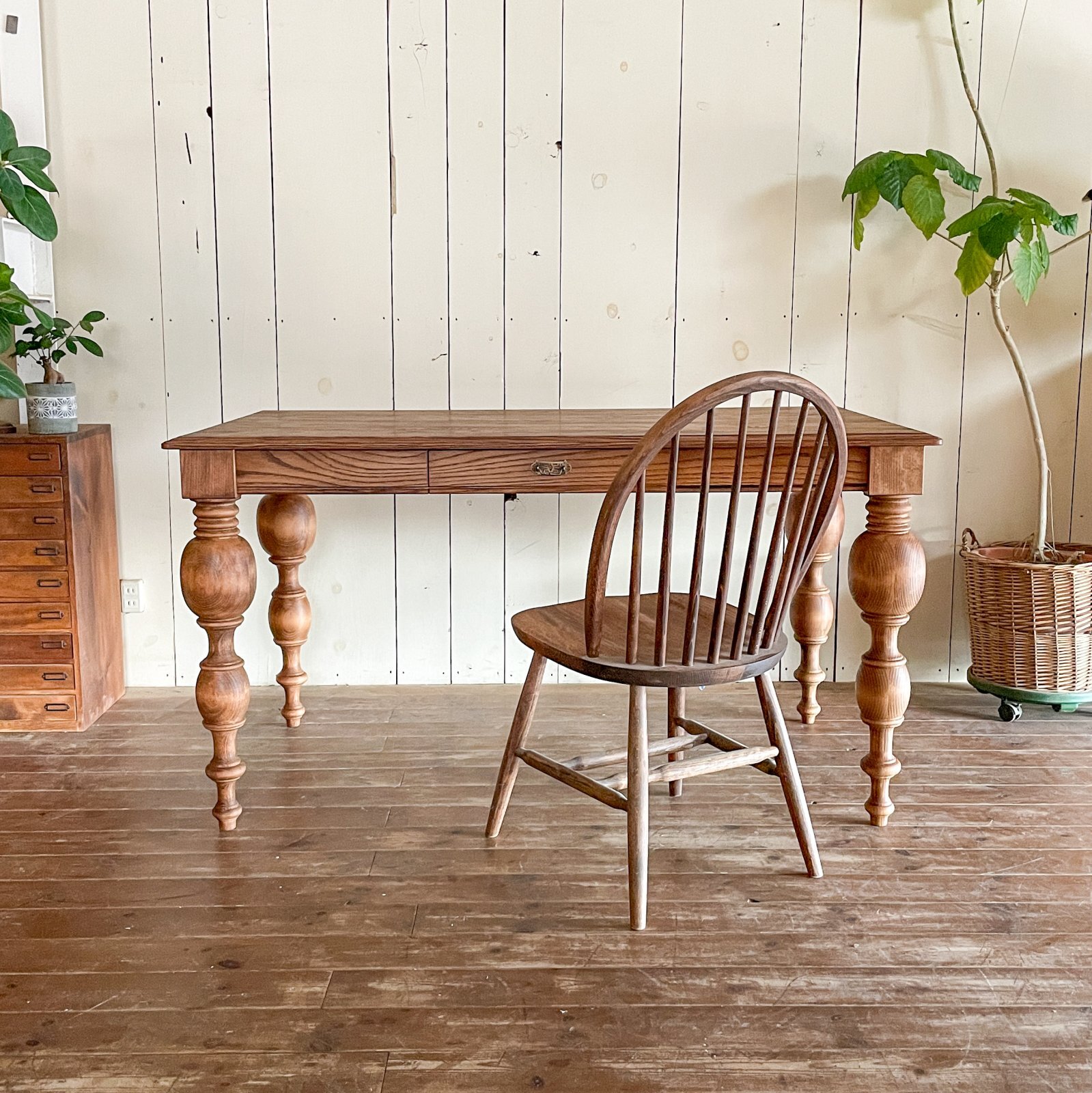 ホワイトオークダイニングテーブルろくろ足「極太」アンティーク調店舗