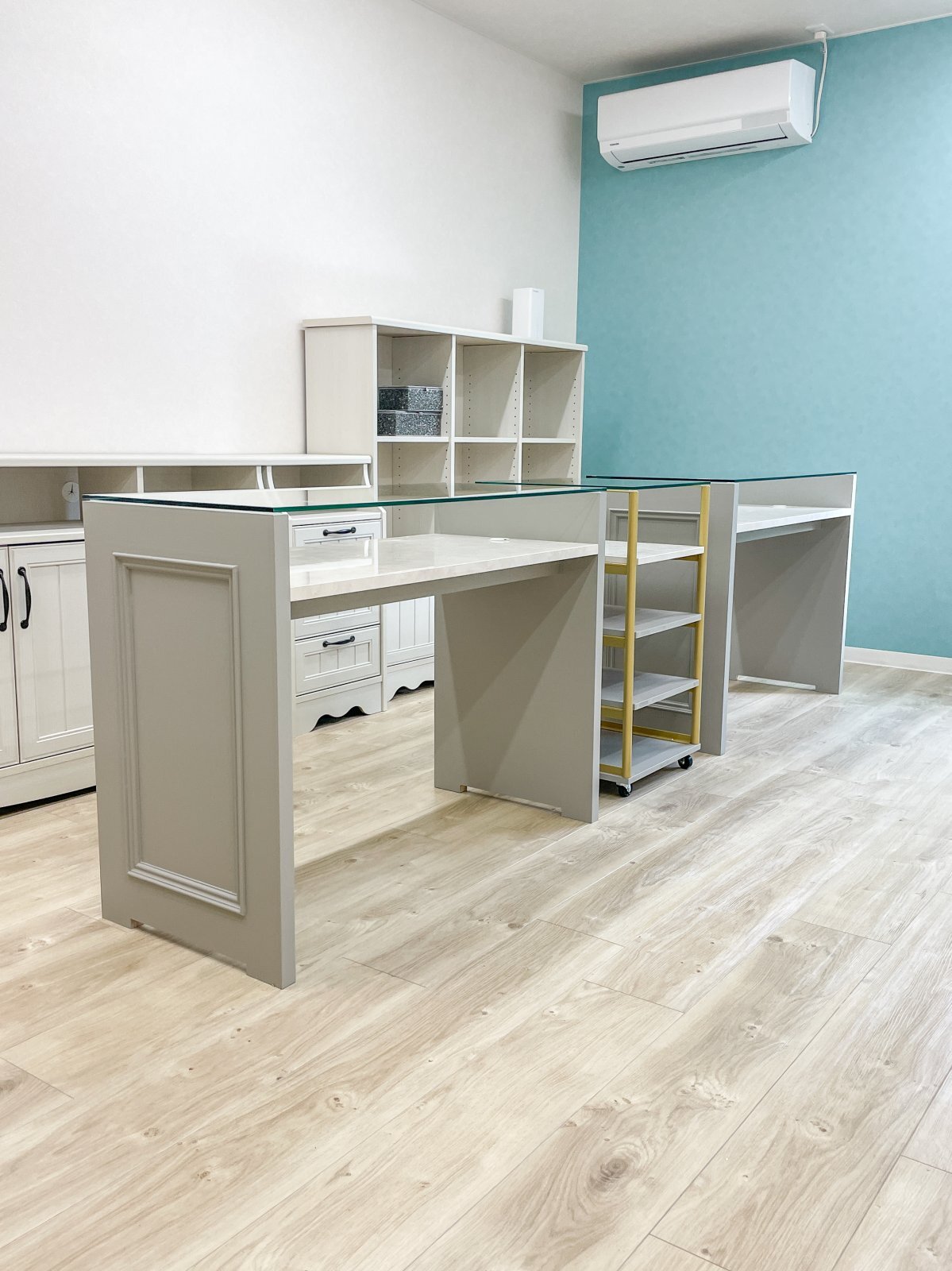 ネイルサロン向けキャスター付き収納棚ガラストップ収納ワゴン@大阪