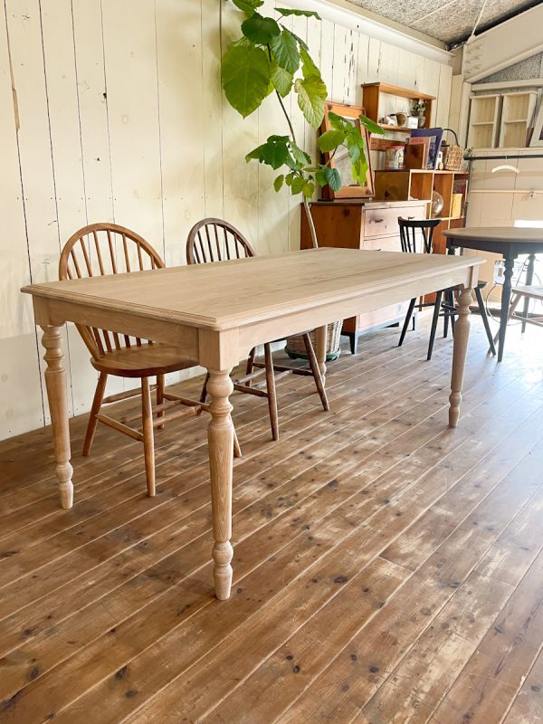 ホワイトオーク材を白っぽくシャビーに仕上げたろくろ足ダイニング