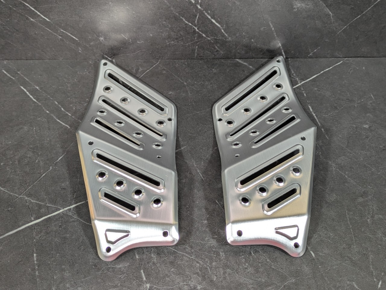 KOSO アルミステップボード｜シグナスX 3型専用！足元をスタイリッシュ