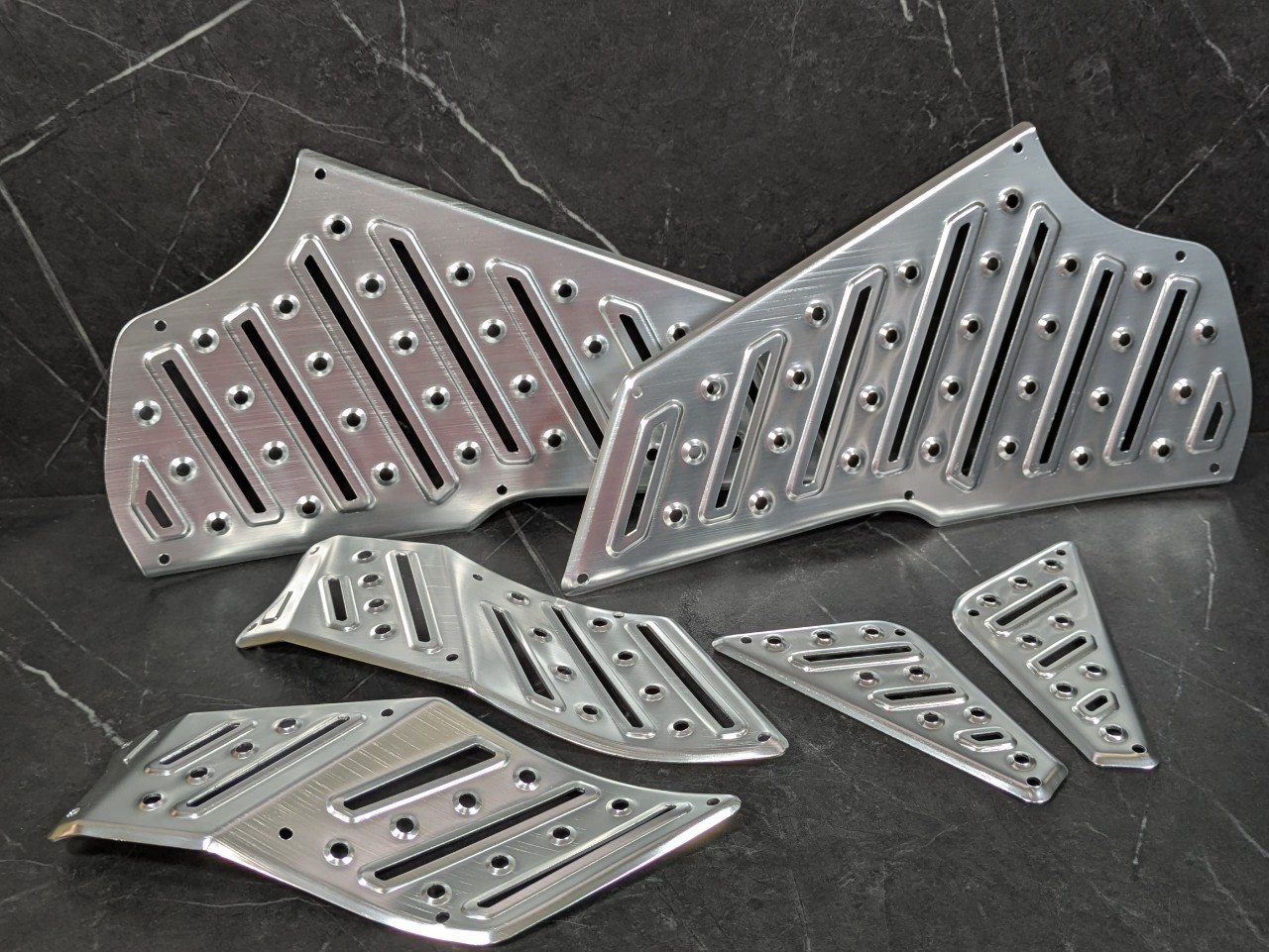 KOSO アルミステップボード｜シグナスX 3型専用！足元をスタイリッシュ