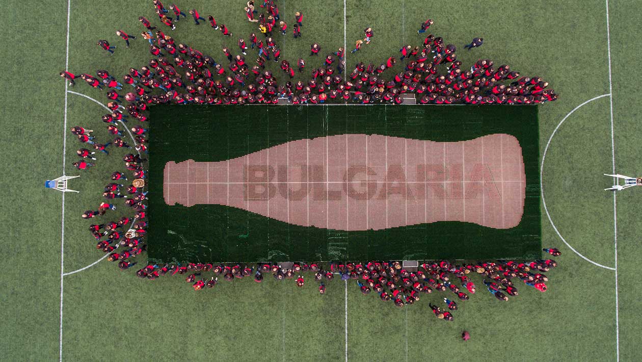 ブルガリアのコカ・コーラ社、空き瓶を使ったモザイクアートで社員の