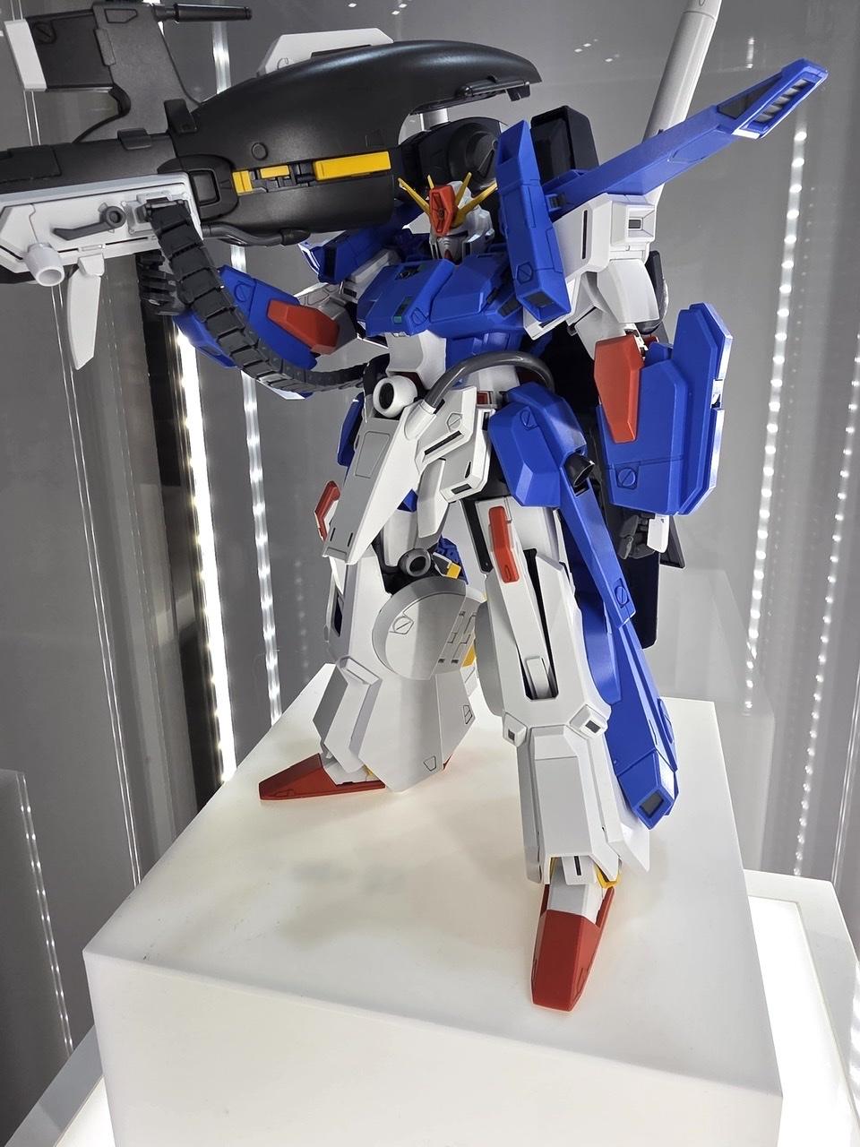 Display of the completed prototype of MG 1/100 Full Armor ZZ