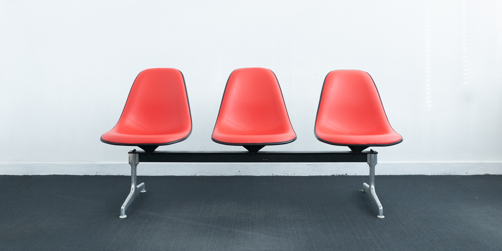 ハーマンミラー タンデムシート・ビニールレザーレッド（USED