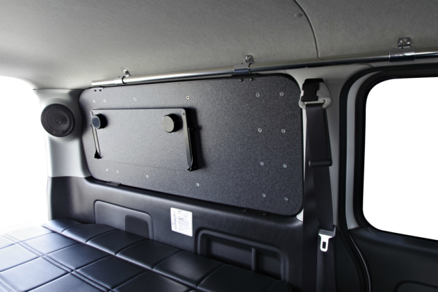 車中泊で活躍！折りたたみテーブルハイエースに装備｜トランポ