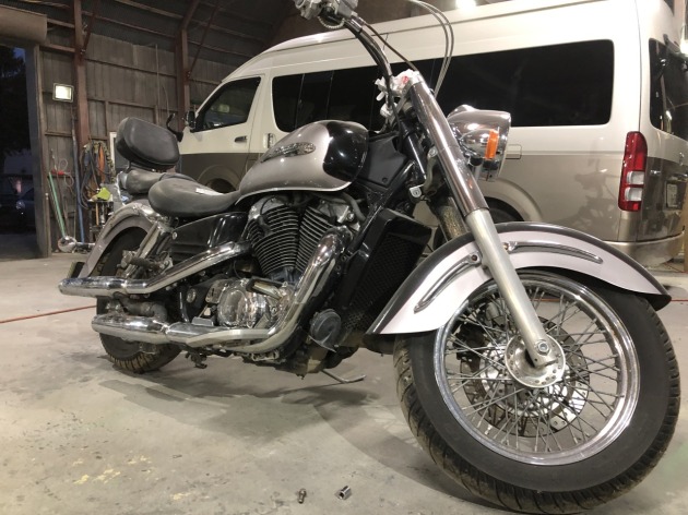 ヤマハドラッグスター1100 年式違いの純正マフラー加工取付♫｜板金