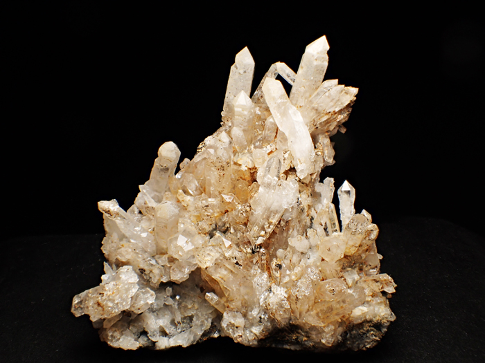 奈良県天川村産 水晶、珪灰鉄鉱＆方解石 (Quartz, Ilvaite & Calcite