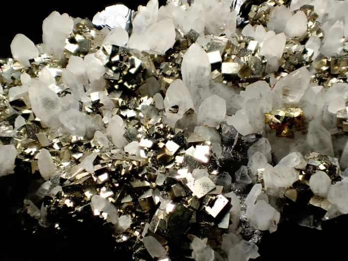 青森県尾太鉱山産 水晶、黄鉄鉱＆閃亜鉛鉱 (Quartz, Pyrite