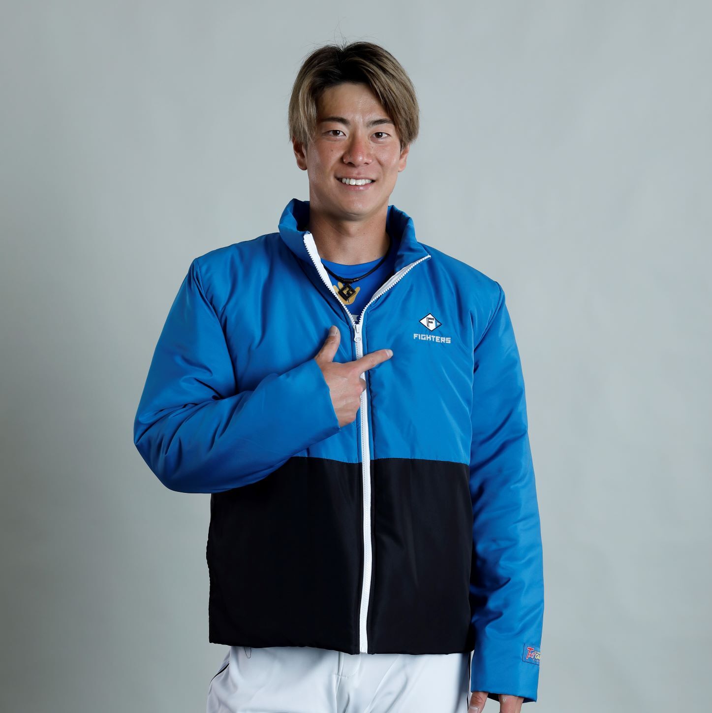 日本ハム 4月14日のホームゲームで来場者にオリジナルアウターを