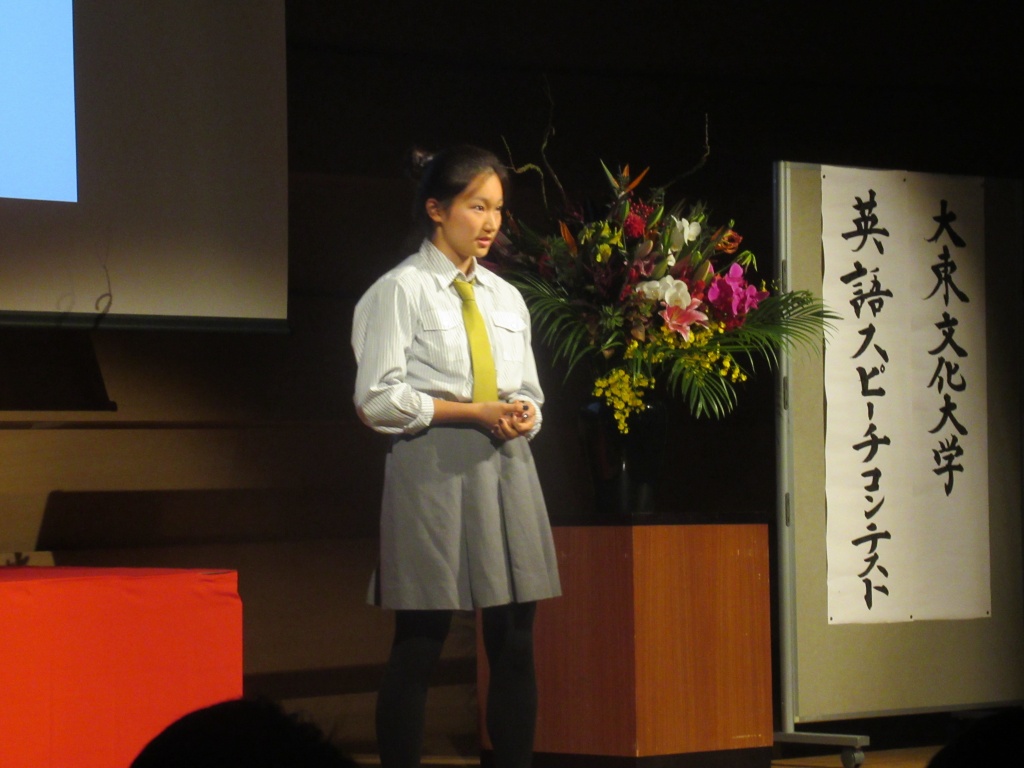 奥田楓さんが学長賞 第18回英語スピーチコンテスト／入試トピックス