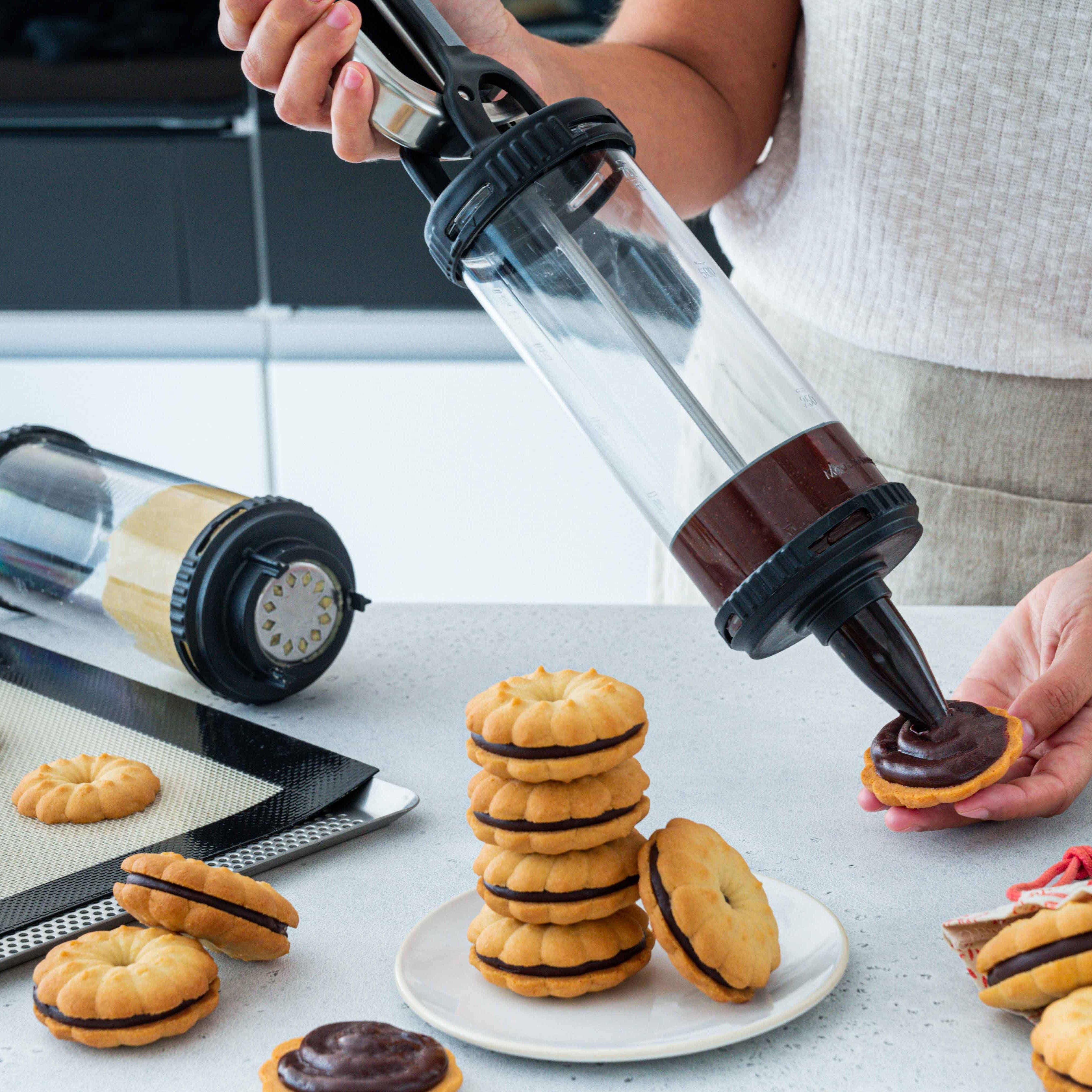 LE TUBE PRO Decorating Tool 19-Piece Set | de Buyer USA