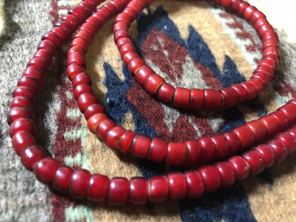 goro's (ゴローズ) [赤ビーズ] / 今日より明日、僕は歳をとる。