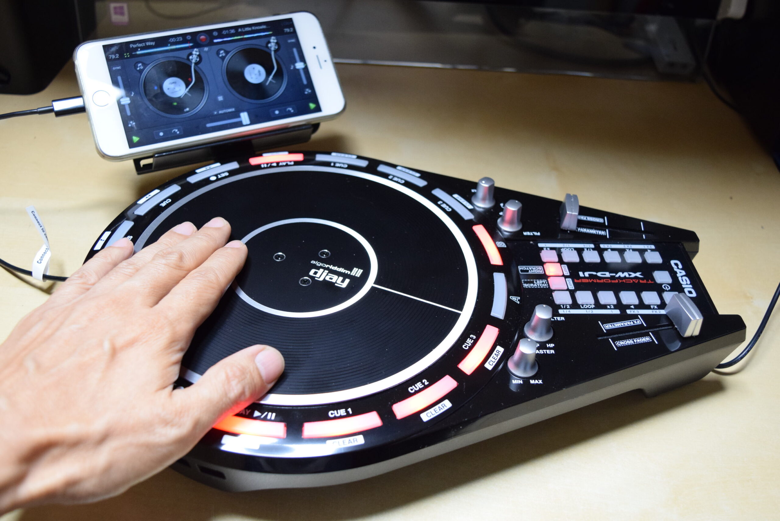 ラジカセ感覚で使えるポータブルDJマシン、TRACKFORMER XW-DJ1 | DTM