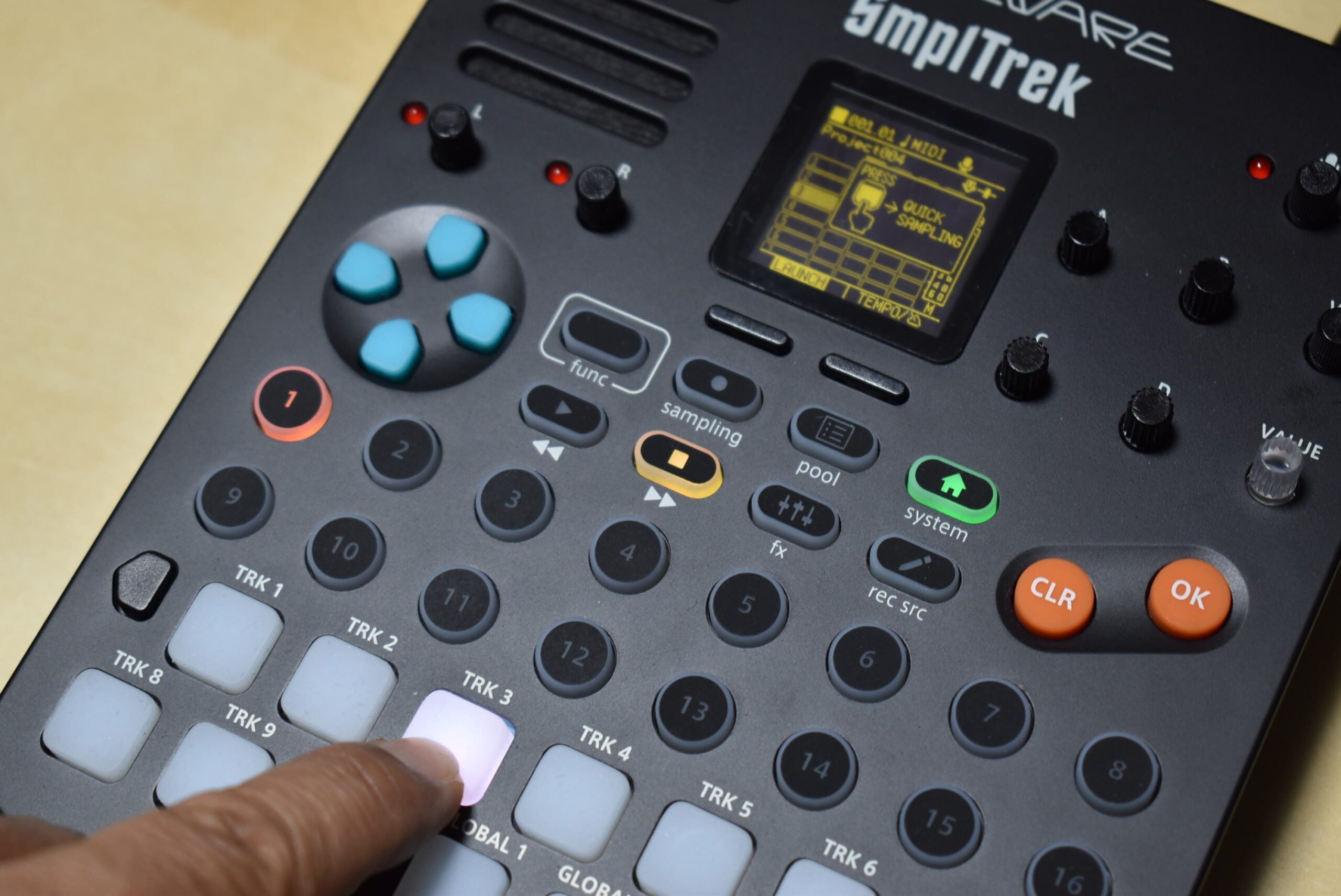 ゲームボーイ風のDAWマシン、SmplTrekが2.0にバージョンアップ！外で