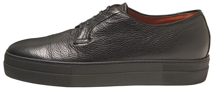 いつもの平日スーツでも安心なビズスニは“クロシック”スニーカー