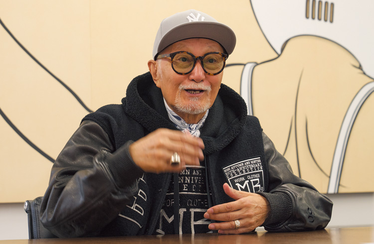 メンズビギ】菊池武夫さんが今選ぶ“理想の黒スタジャン”とは？｜雑誌