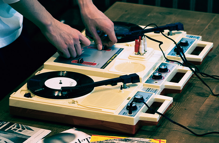 5万円台でDJブースが作れる♪ '80年代顔はインテリアとしても◎｜雑誌