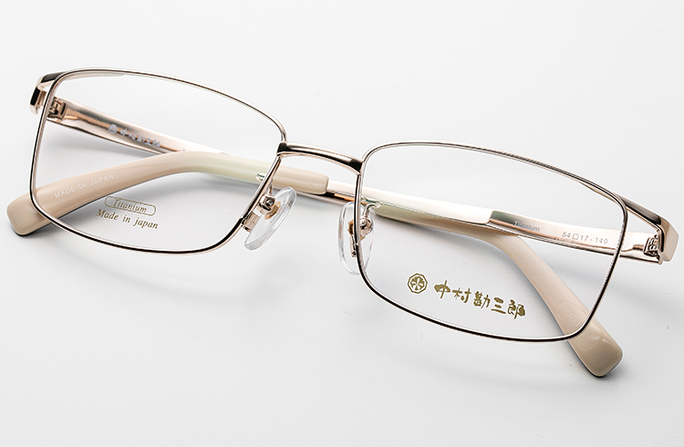 中村勘三郎」の眼鏡は、日本の伝統的な職人技が生む革新的な工芸品