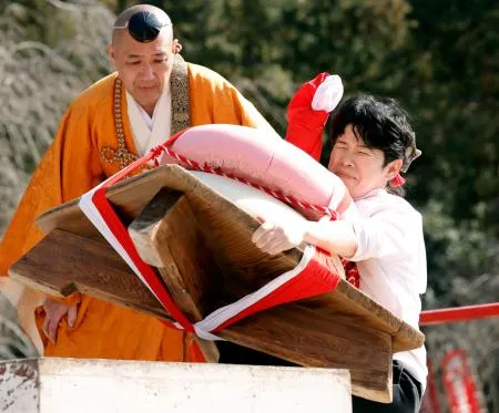 巨大鏡餅持ち上げ「力」奉納｜愛媛新聞ONLINE