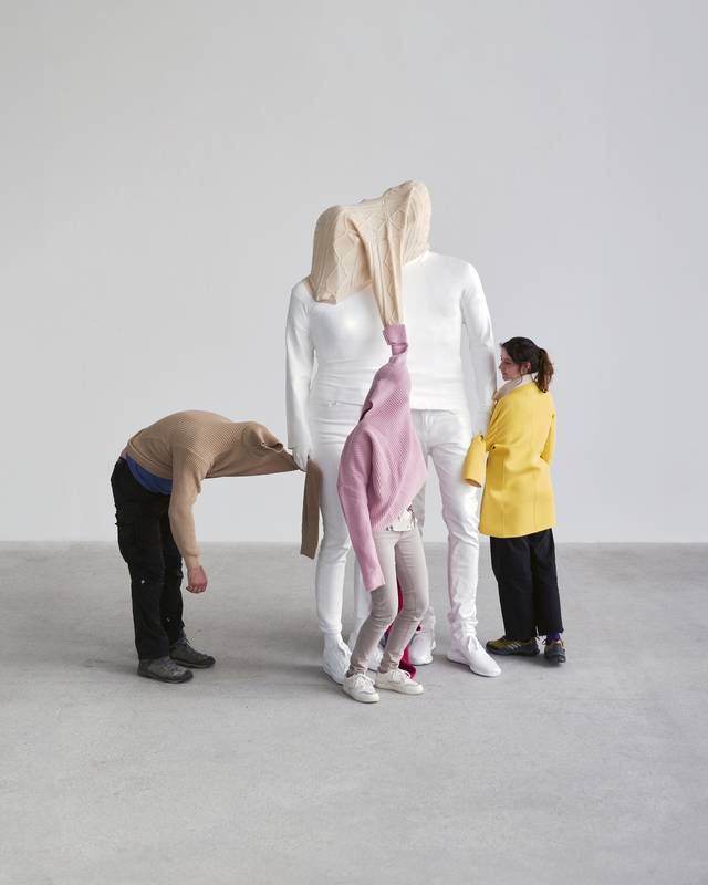 ONE MINUTE SCULPTURES | Erwin Wurm