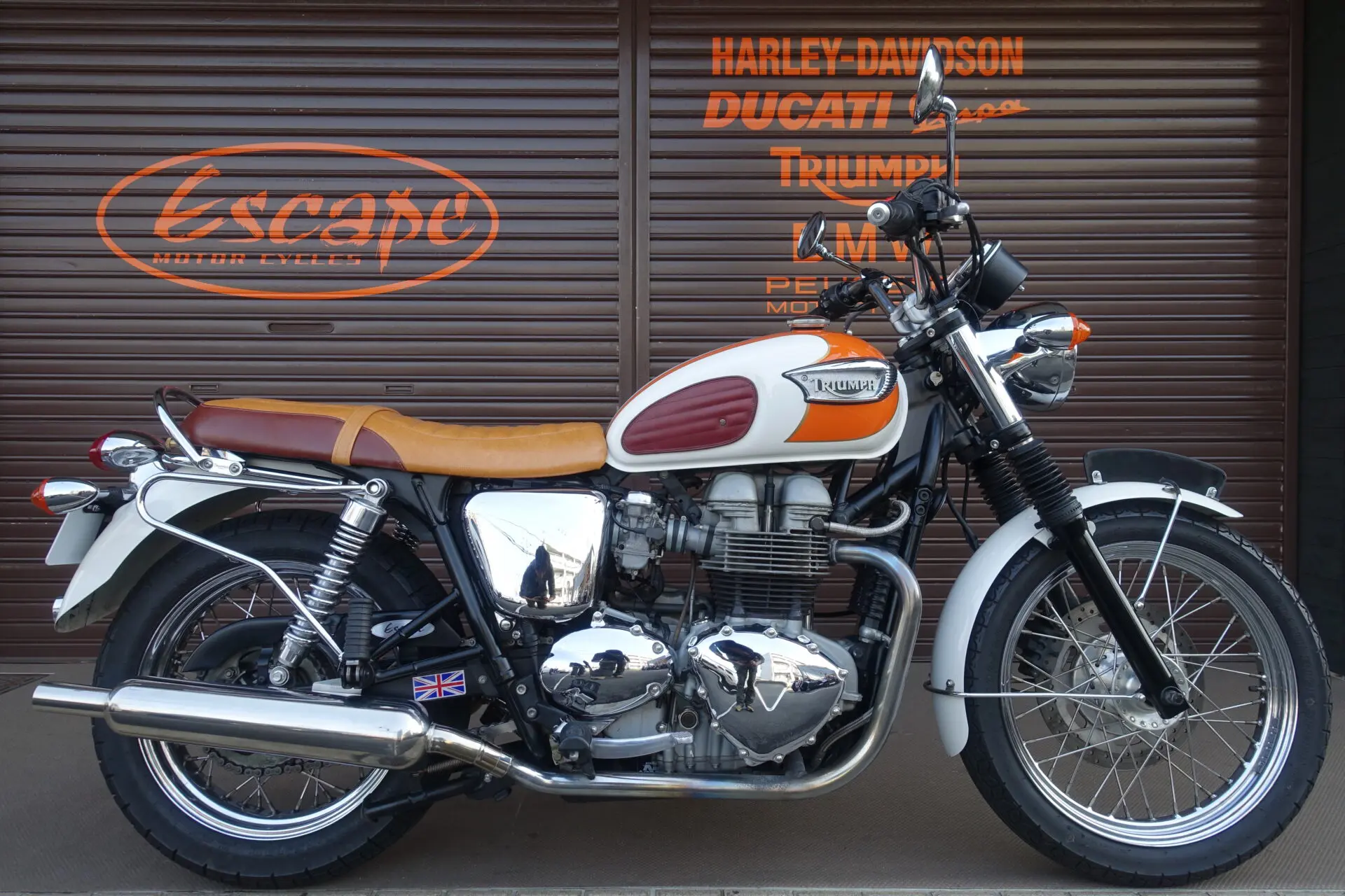 TRIUMPH ボンネビルT100キャブ車 パールホワイト&タンジェリン