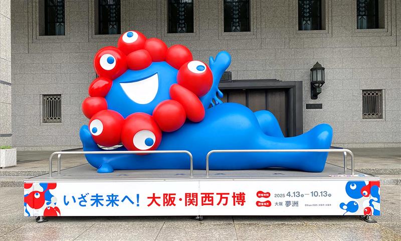 大阪市役所前のミャクミャクモニュメントが大阪・関西万博の会場に登場