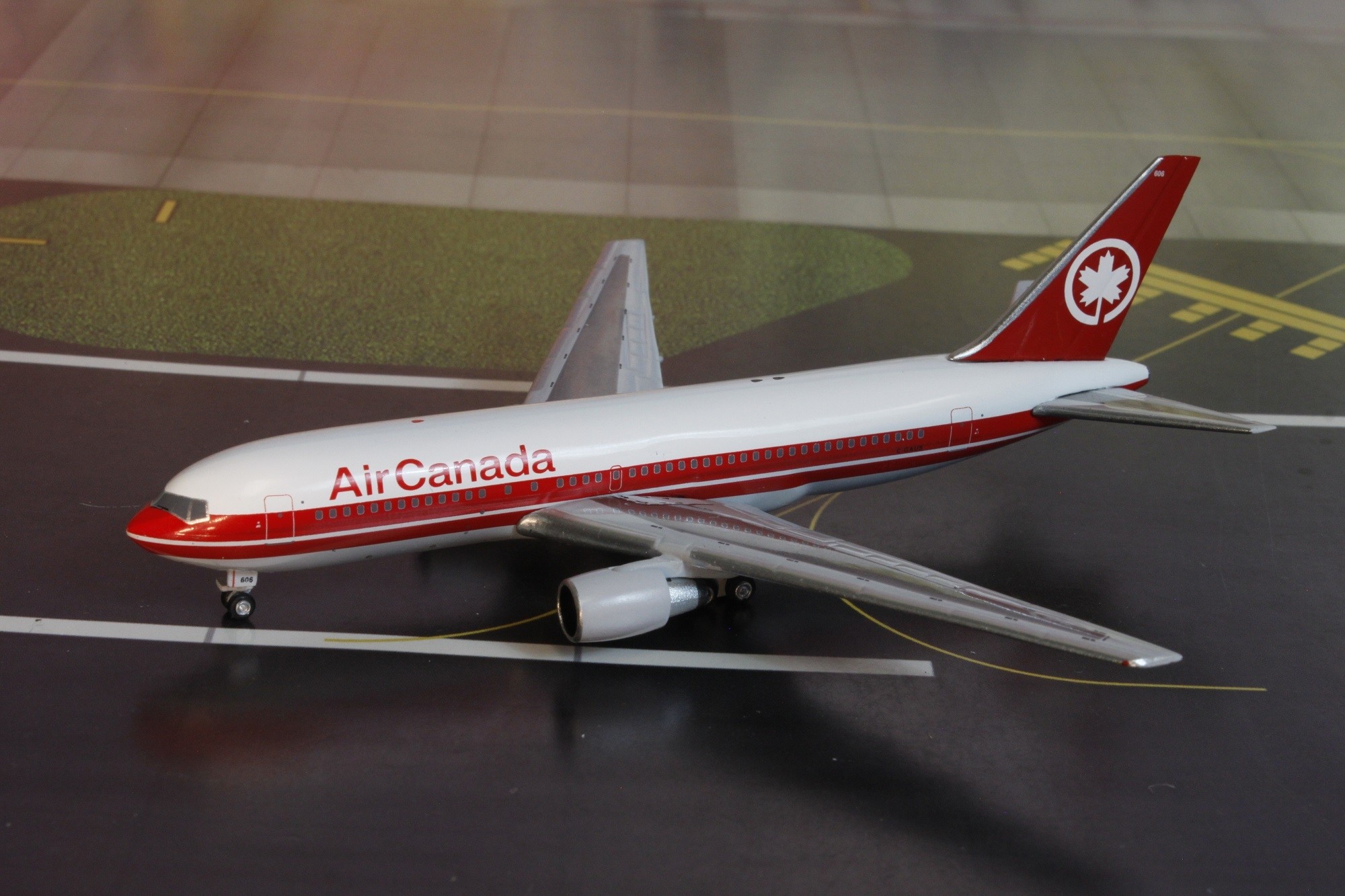 Air Canada Boeing B767-200 C-GAUS AC419446 AeroClassics scale 1