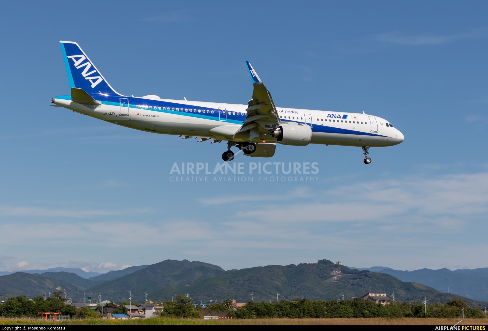 ANA Airbus A321Neo JA136A Limited Aero Classics scale 1:400 ezToys