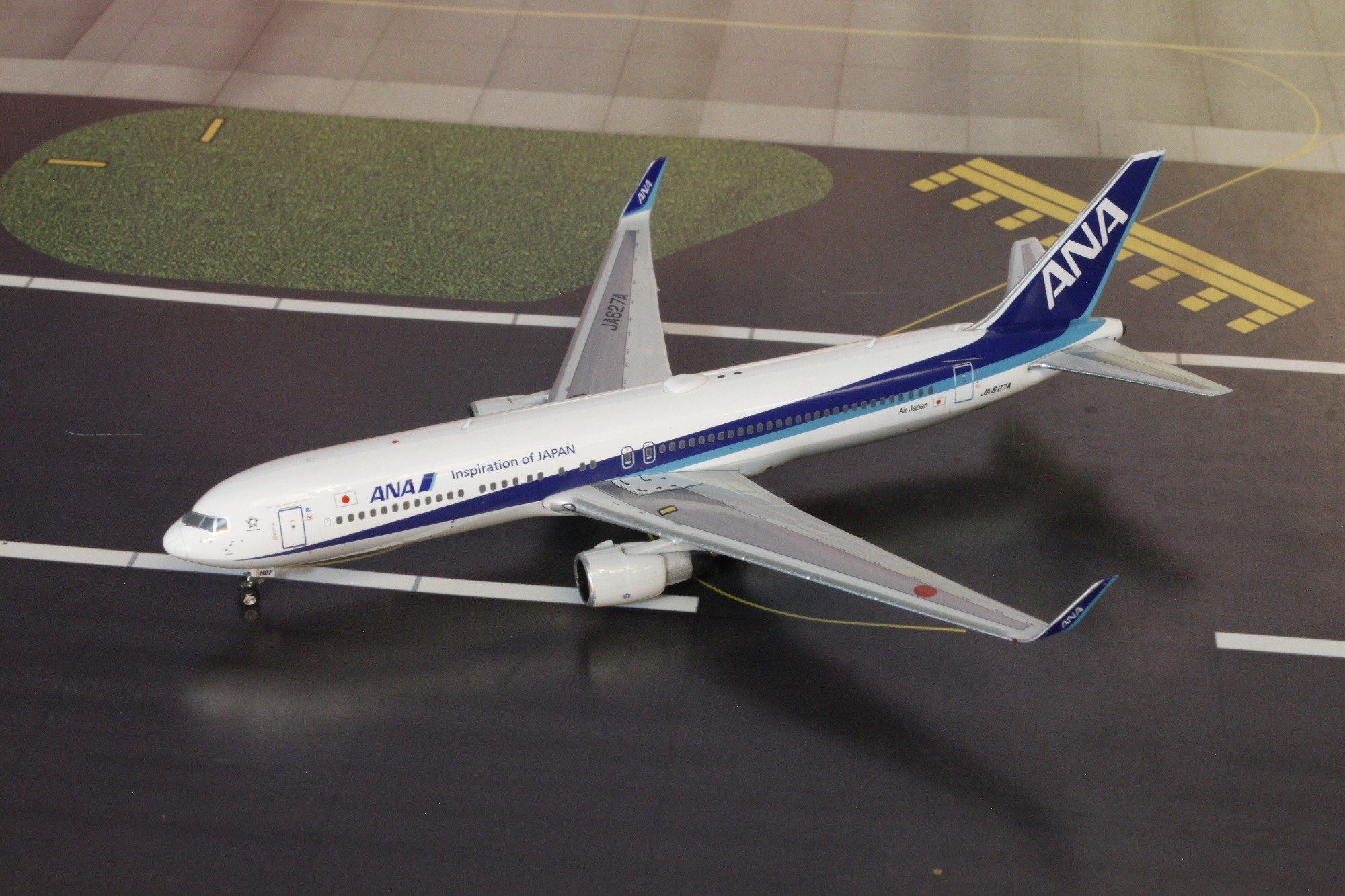 ANA Boeing 767-300ER JA627A Phoenix 04213 die-cast scale 1:400