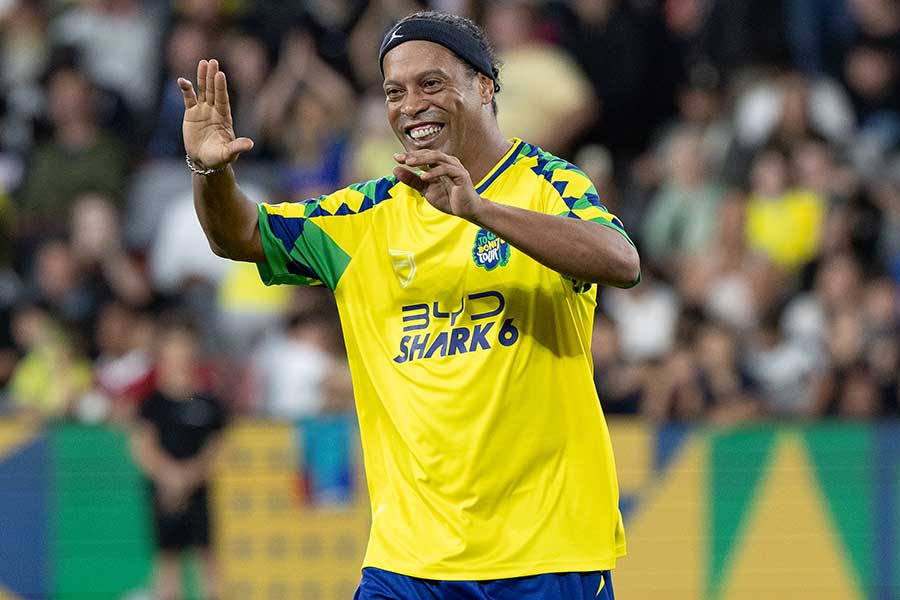 伝説再び…「現役選手より上手い」 ロナウジーニョ45歳の美技に絶賛の声