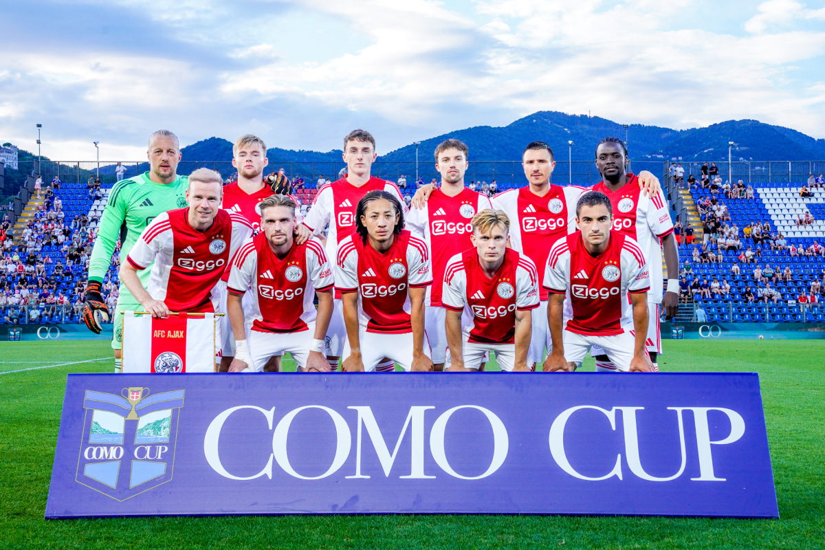 名門アヤックス、アムステルダム市建都750周年を祝うサード