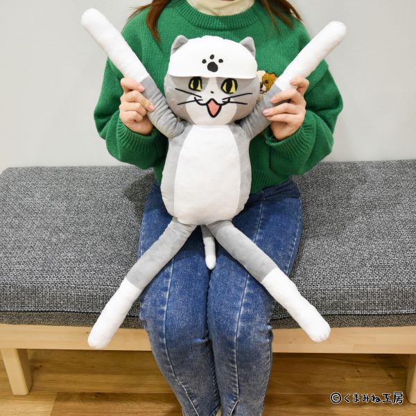 SNSで大人気『仕事猫』より、ロングぬいぐるみがプライズで登場