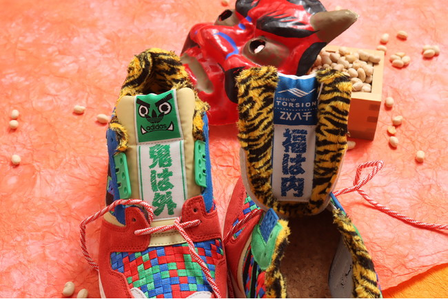 The shoe collar features a tiger print, and the tongue features