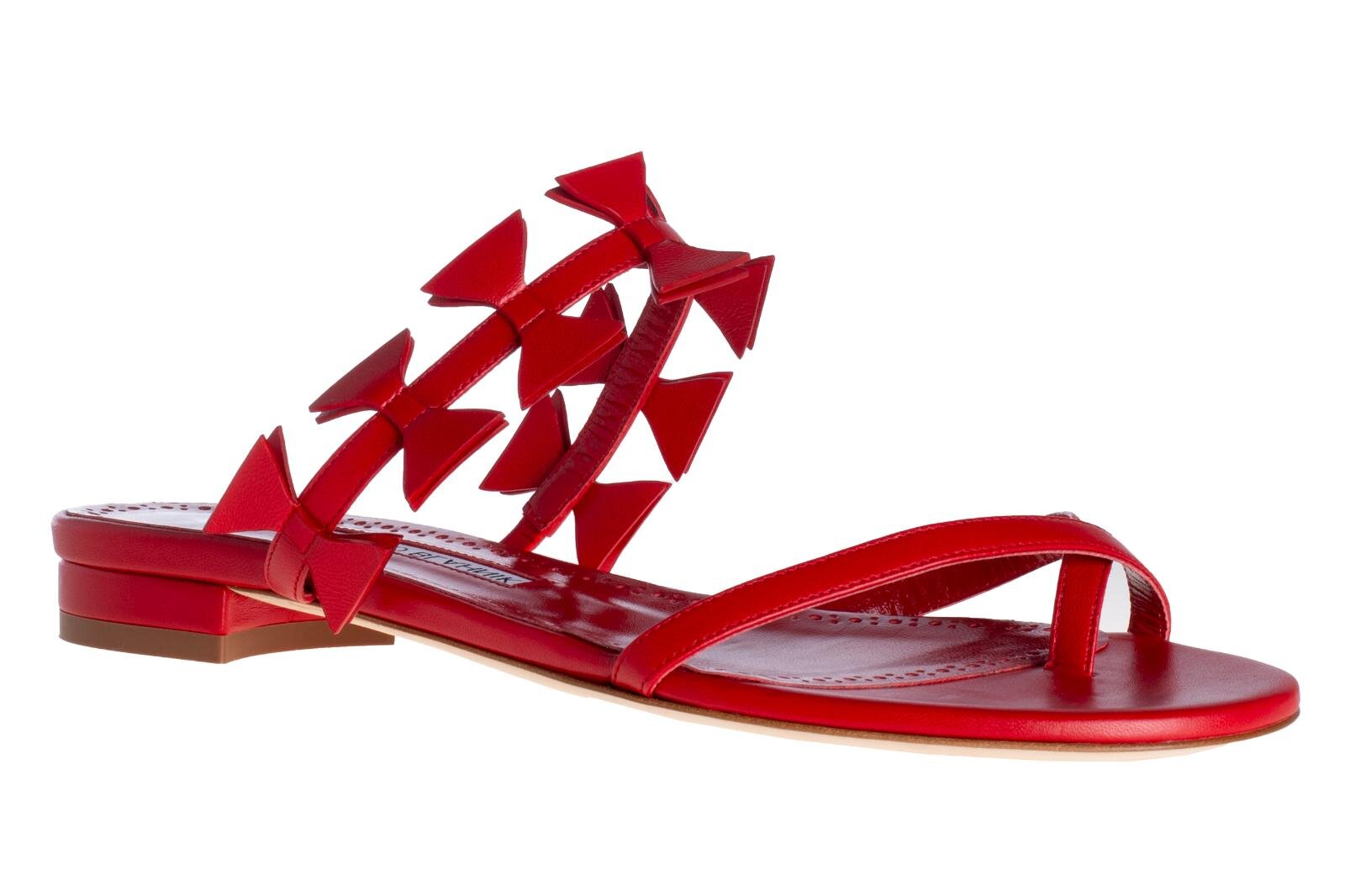 マノロ ブラニク“50年代パリ着想”のレトロシューズ、リボンサンダル